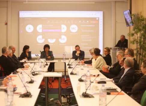Lab OCIRP Autonomie du 28 mars 2023, la sale de réunion avec les participants autour d'une table