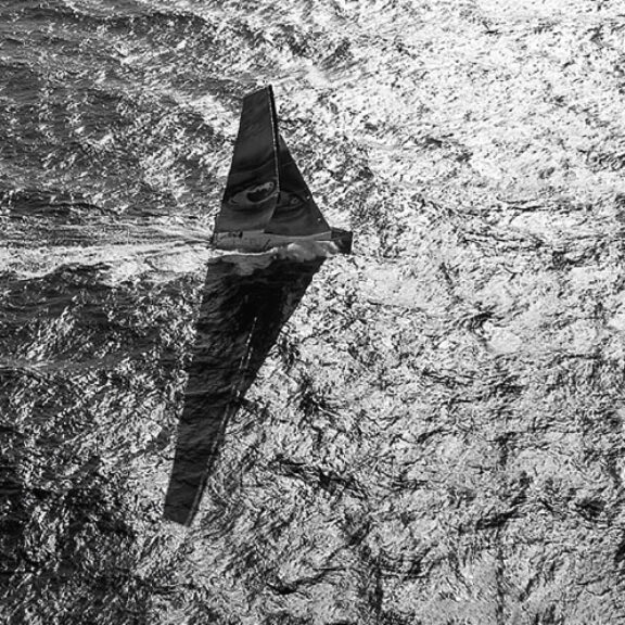 Bateau transat Crédit photo : © Benoît Stichelbaut, la mer vue de haut, un voilier navigue, noir et blanc